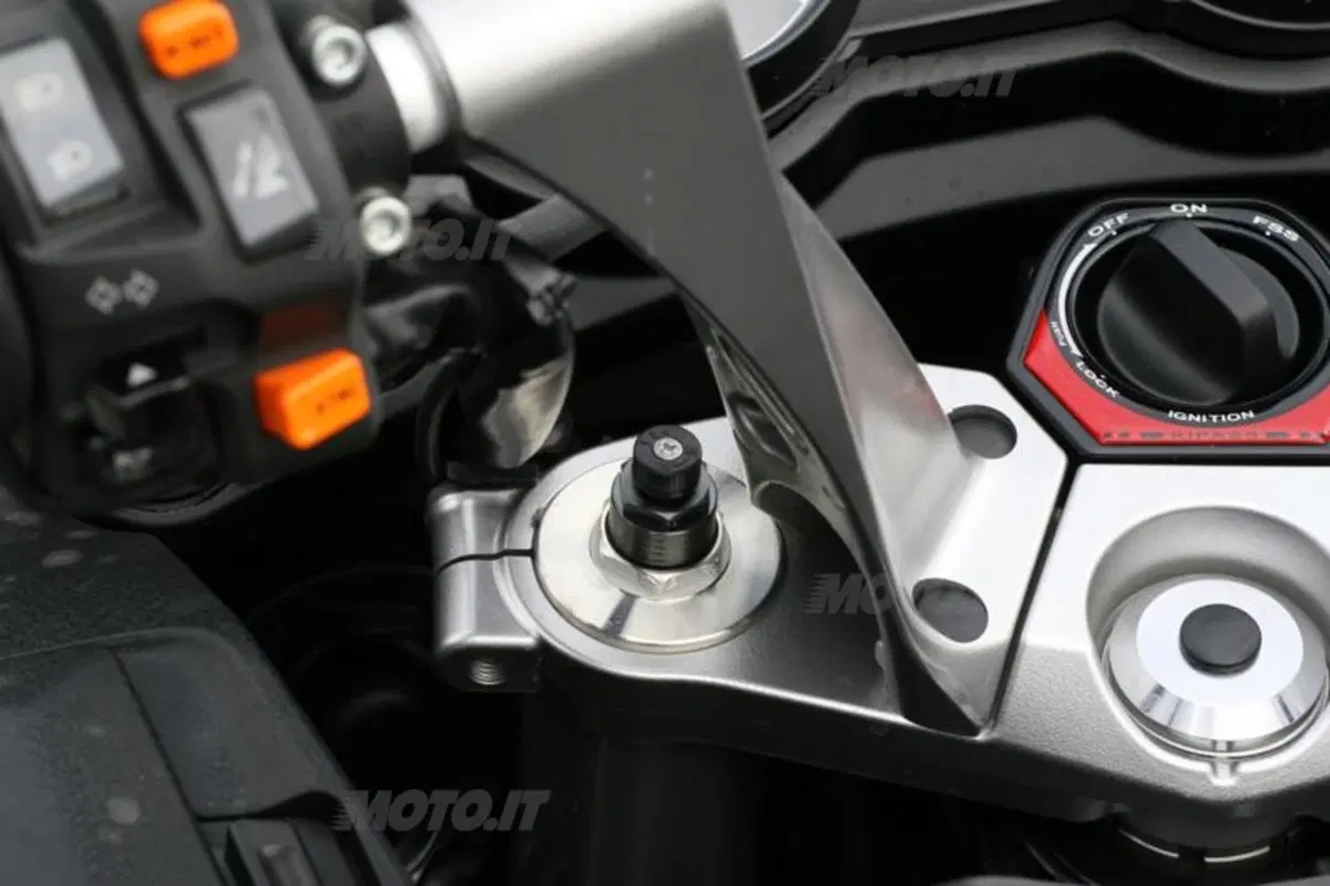 Kawasaki 1400 GTR/ABS   (15)