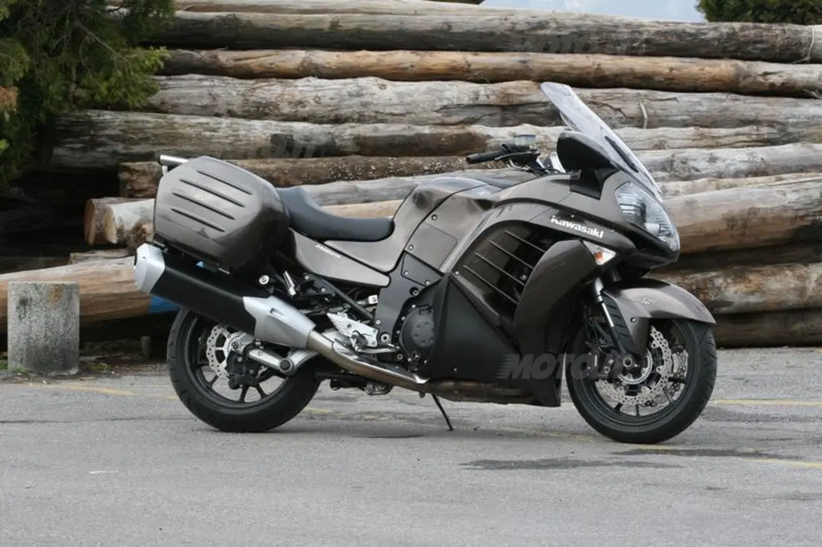 Kawasaki 1400 GTR/ABS   (18)