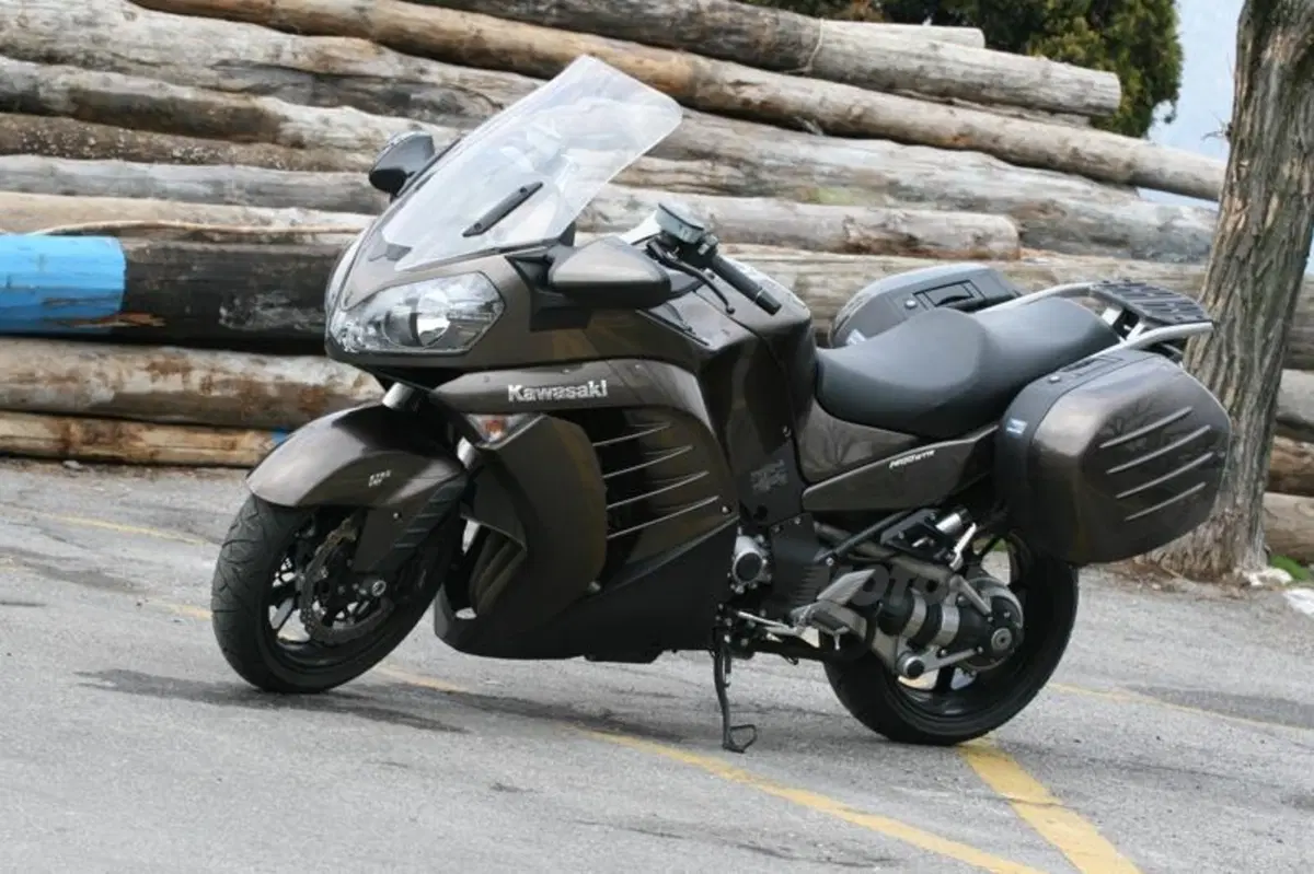 Kawasaki 1400 GTR/ABS   (19)