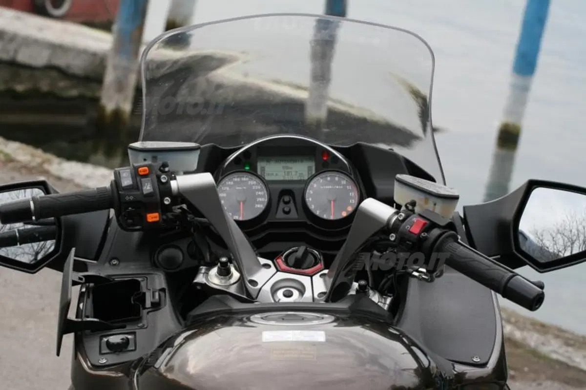 Kawasaki 1400 GTR/ABS   (21)