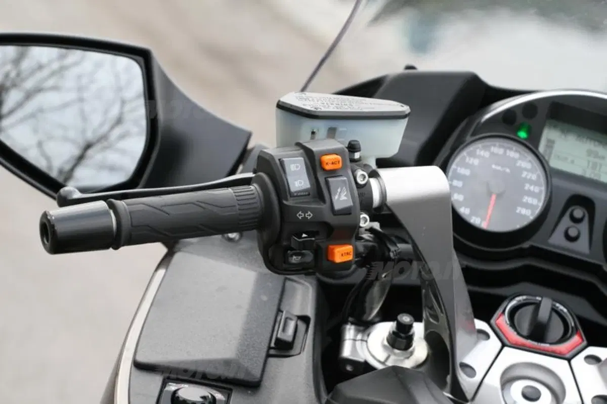 Kawasaki 1400 GTR/ABS   (23)