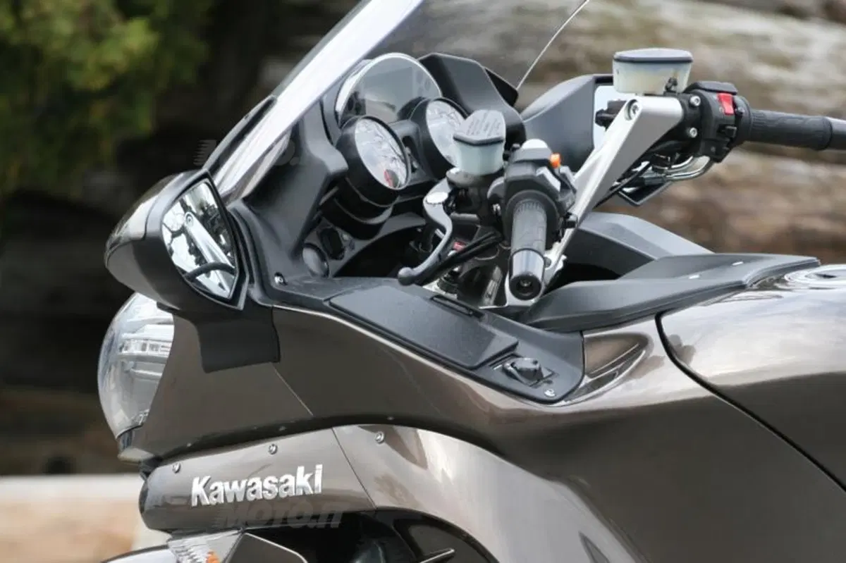 Kawasaki 1400 GTR/ABS   (25)
