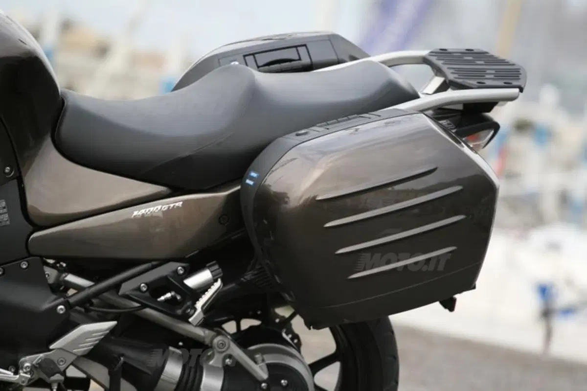Kawasaki 1400 GTR/ABS   (28)