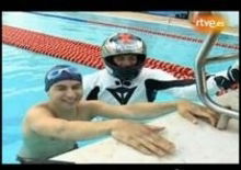 Lorenzo in piscina con il capione di nuoto