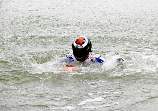 Lorenzo sfida il campione mondiale... di nuoto