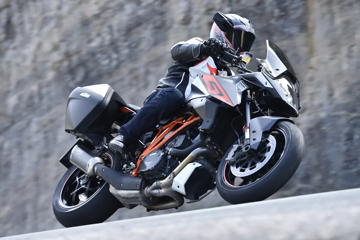 KTM SuperDuke 1290 GT (2)