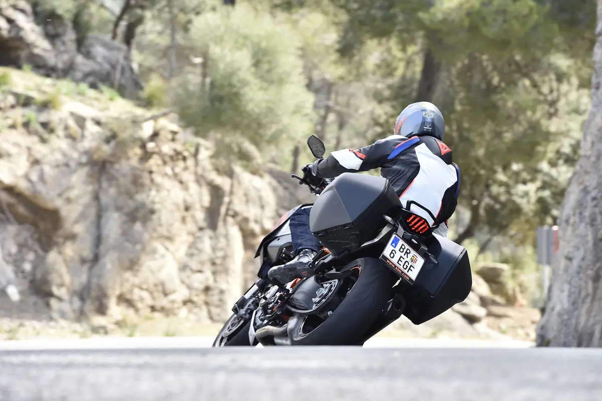 KTM SuperDuke 1290 GT (13)