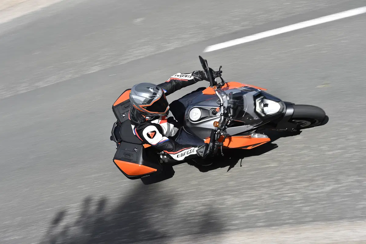KTM SuperDuke 1290 GT (8)