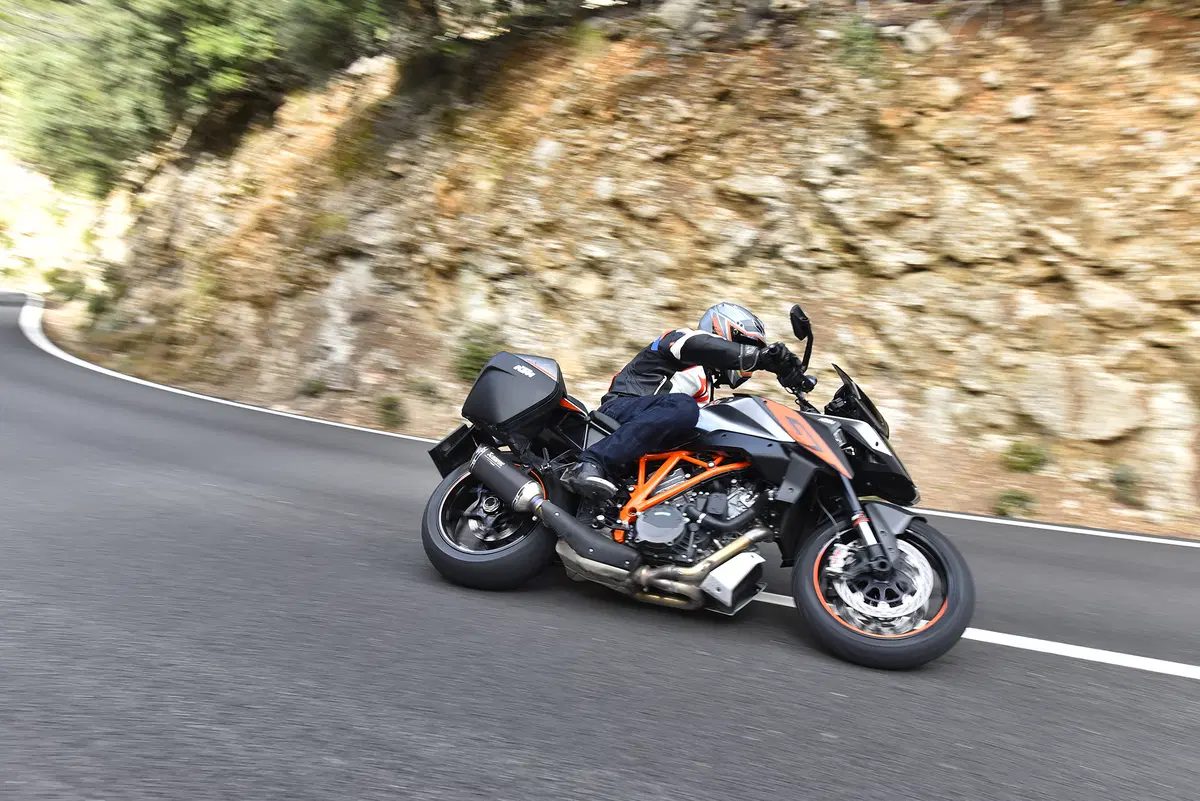 KTM SuperDuke 1290 GT (12)