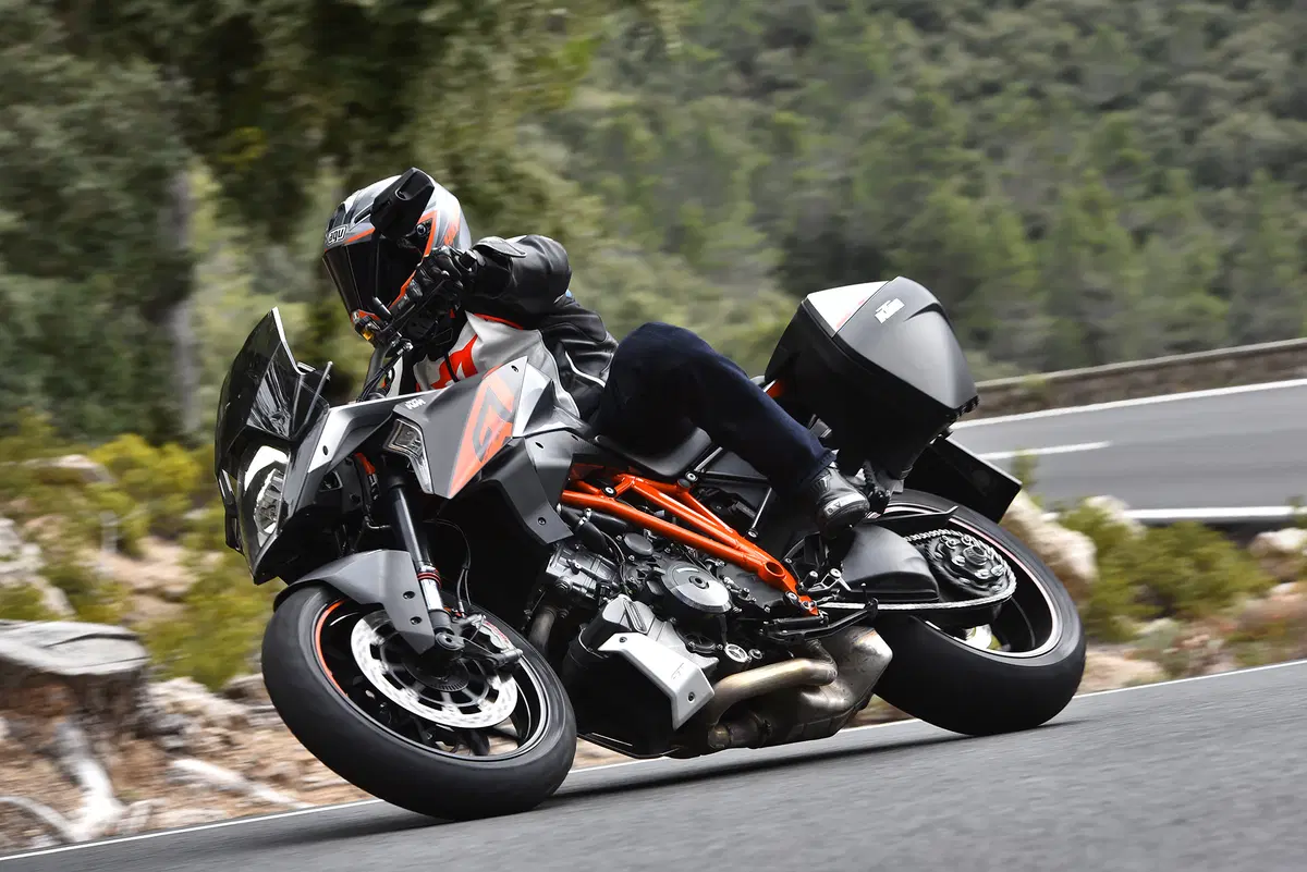 KTM SuperDuke 1290 GT (11)