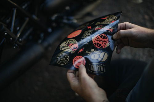 Il kit di sticker realizzato in edizione limitata da Triumph per il DGR 2018