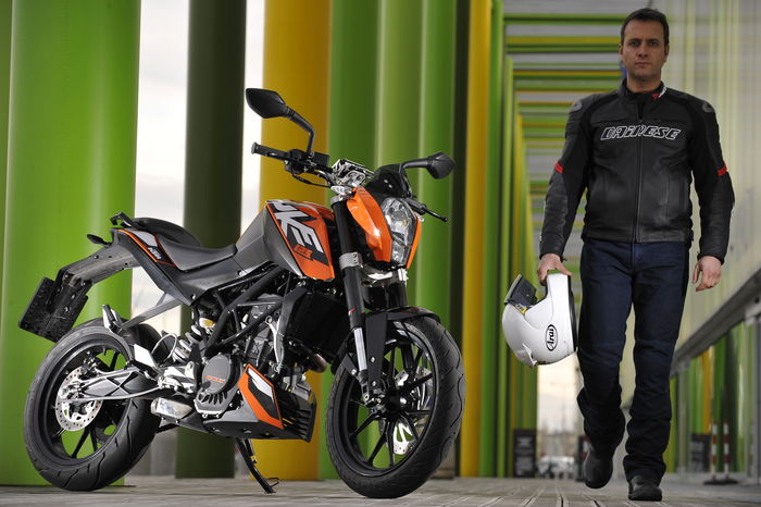 La KTM 125 posa vicino al nostro tester Lillo