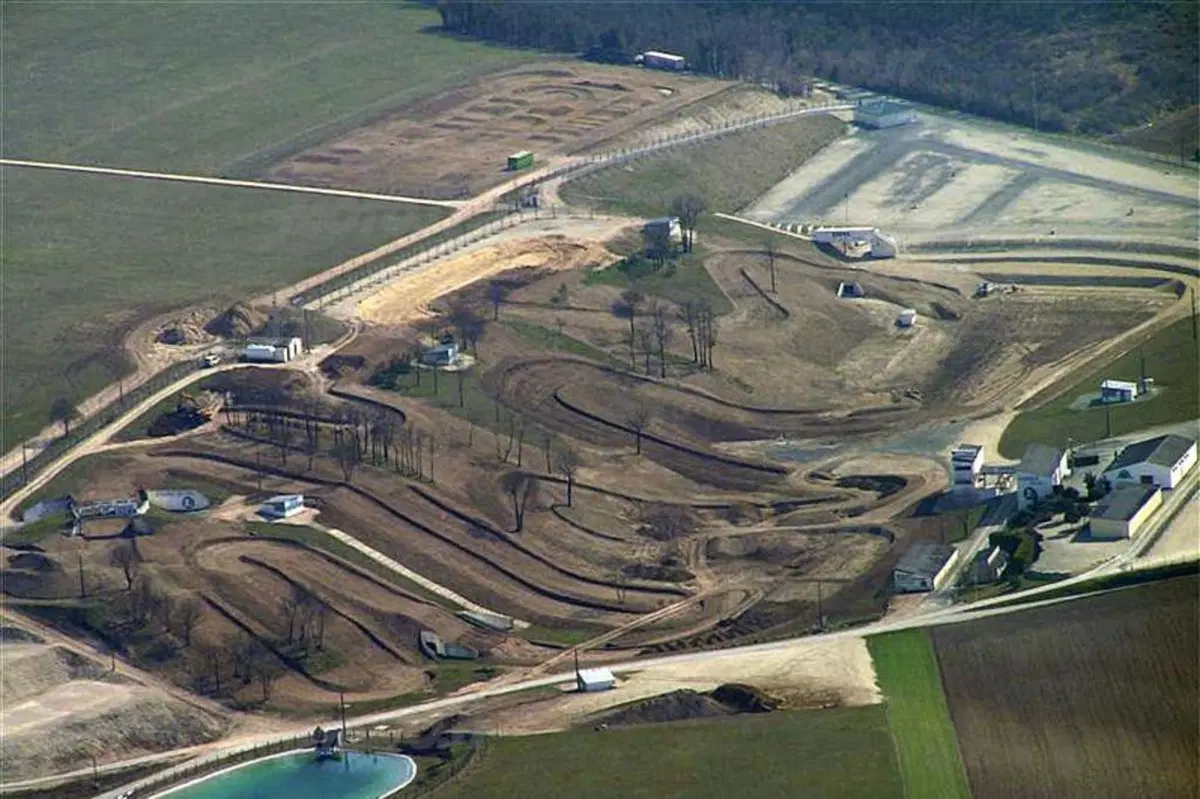 Philippaerts spiega la pista di St Jean d'Angely (6)
