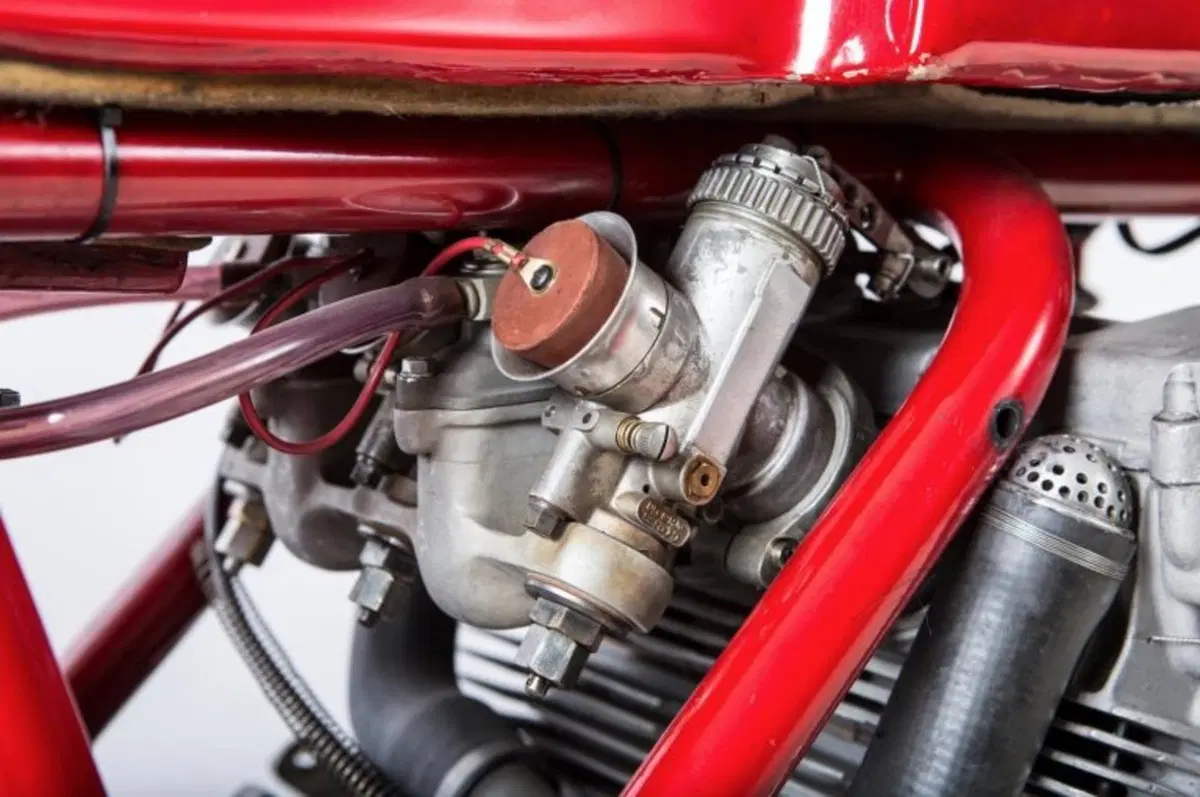 MV Agusta, all’asta la leggendaria '3 cilindri' che corse nel 1973 (5)