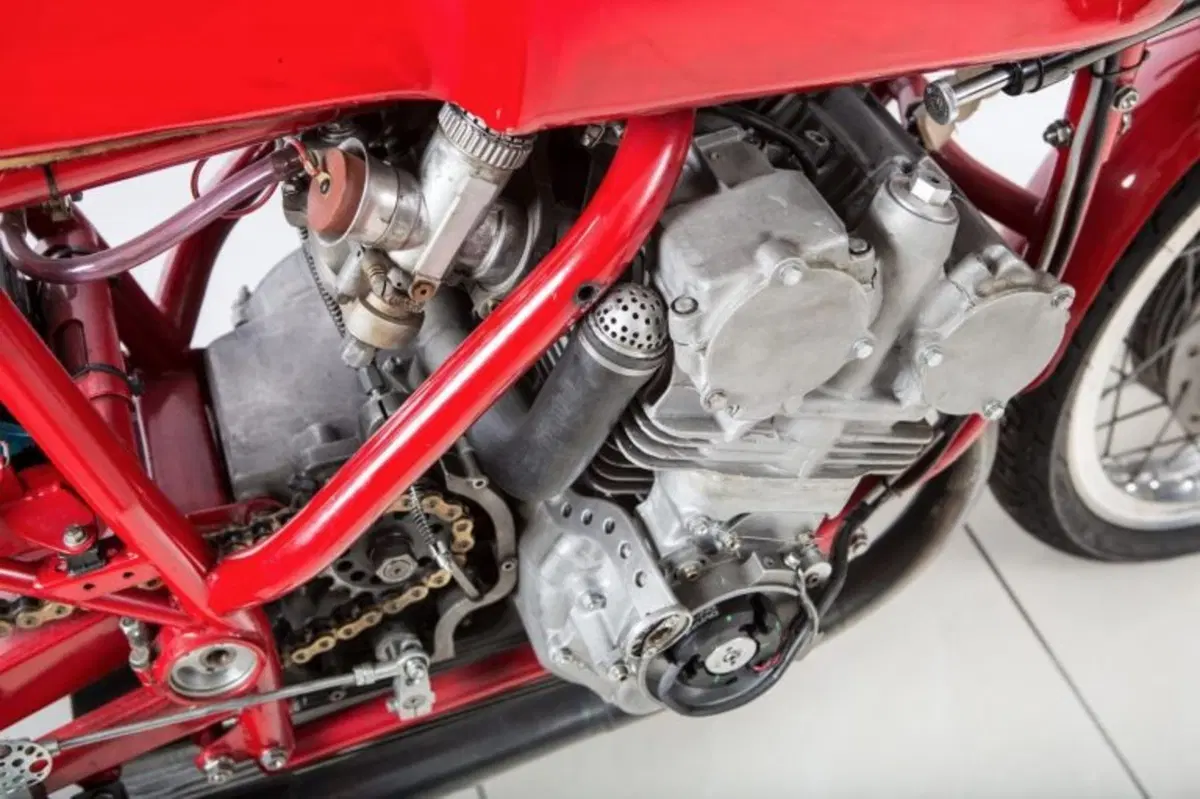 MV Agusta, all’asta la leggendaria '3 cilindri' che corse nel 1973 (6)