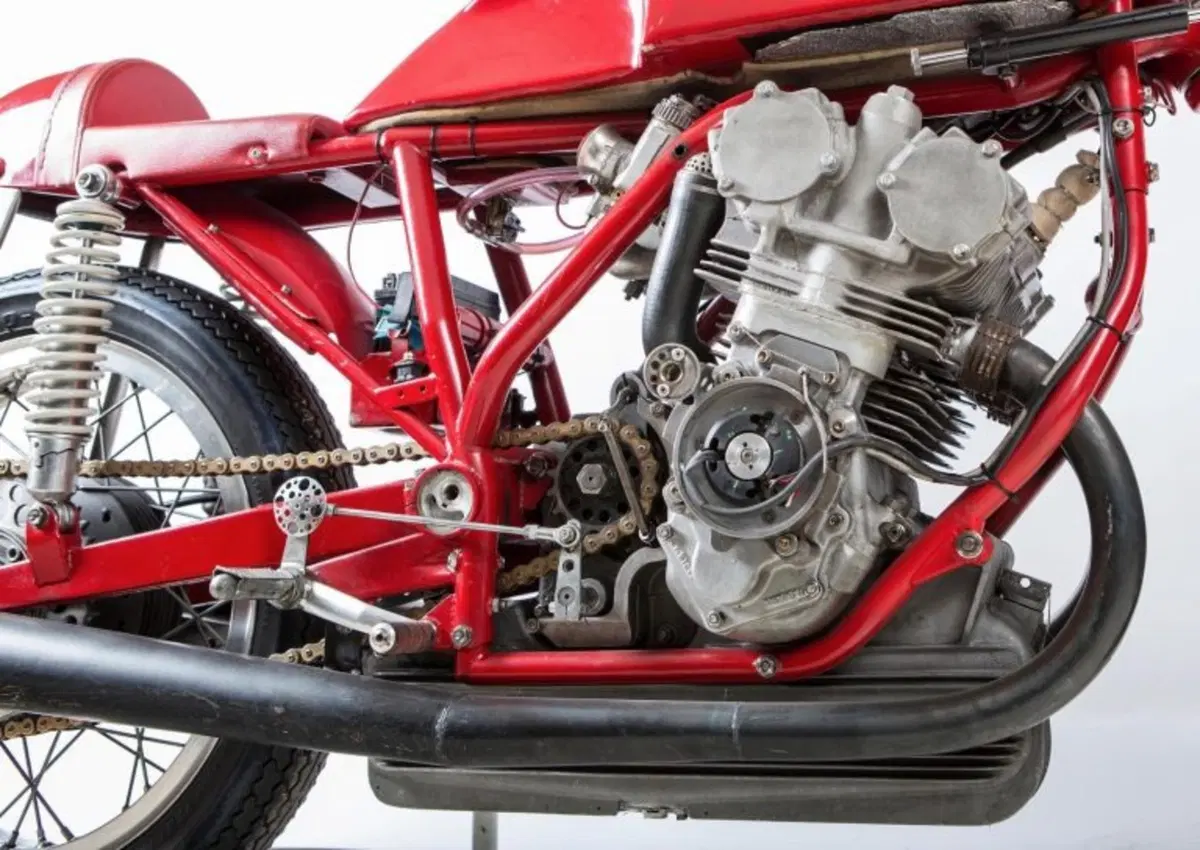 MV Agusta, all’asta la leggendaria '3 cilindri' che corse nel 1973 (10)