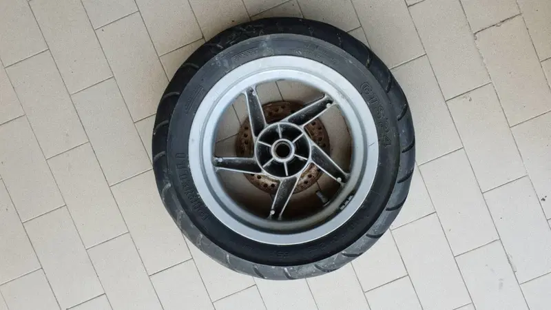 Ruota posteriore con disco Aprilia Leonardo (3)