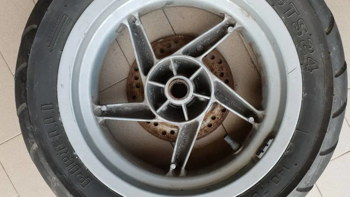 Ruota posteriore con disco Aprilia Leonardo (4)