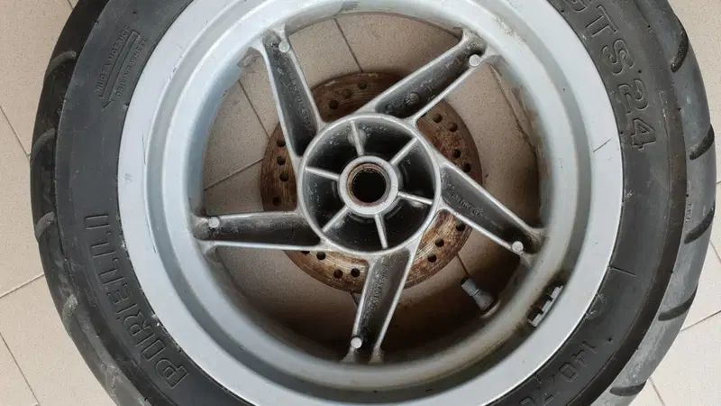 Ruota posteriore con disco Aprilia Leonardo (4)