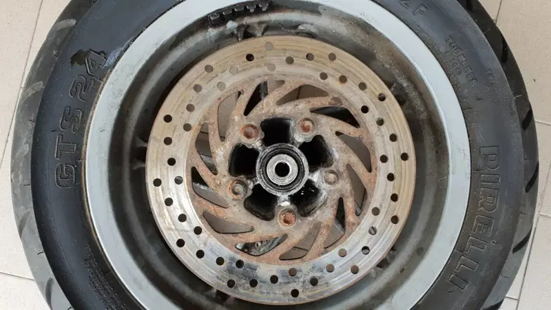 Ruota anteriore con disco Aprilia Leonardo 150 (2)