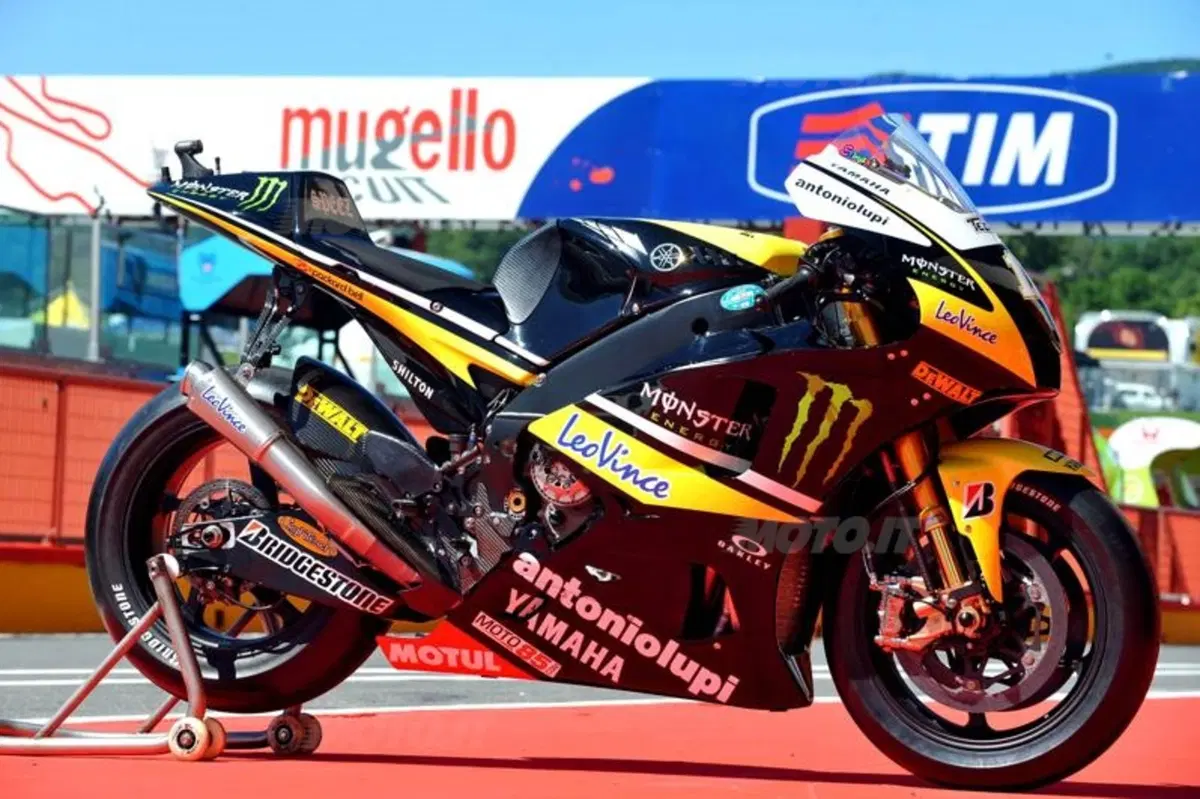 LeoVince presenta al Mugello il nuovo silenziatore per la Monster Yamaha Tech3 YZR-M1