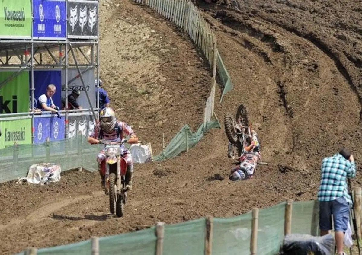 La spettacolare caduta di Herlings in Francia