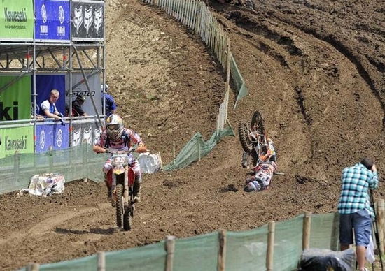 La spettacolare caduta di Herlings in Francia