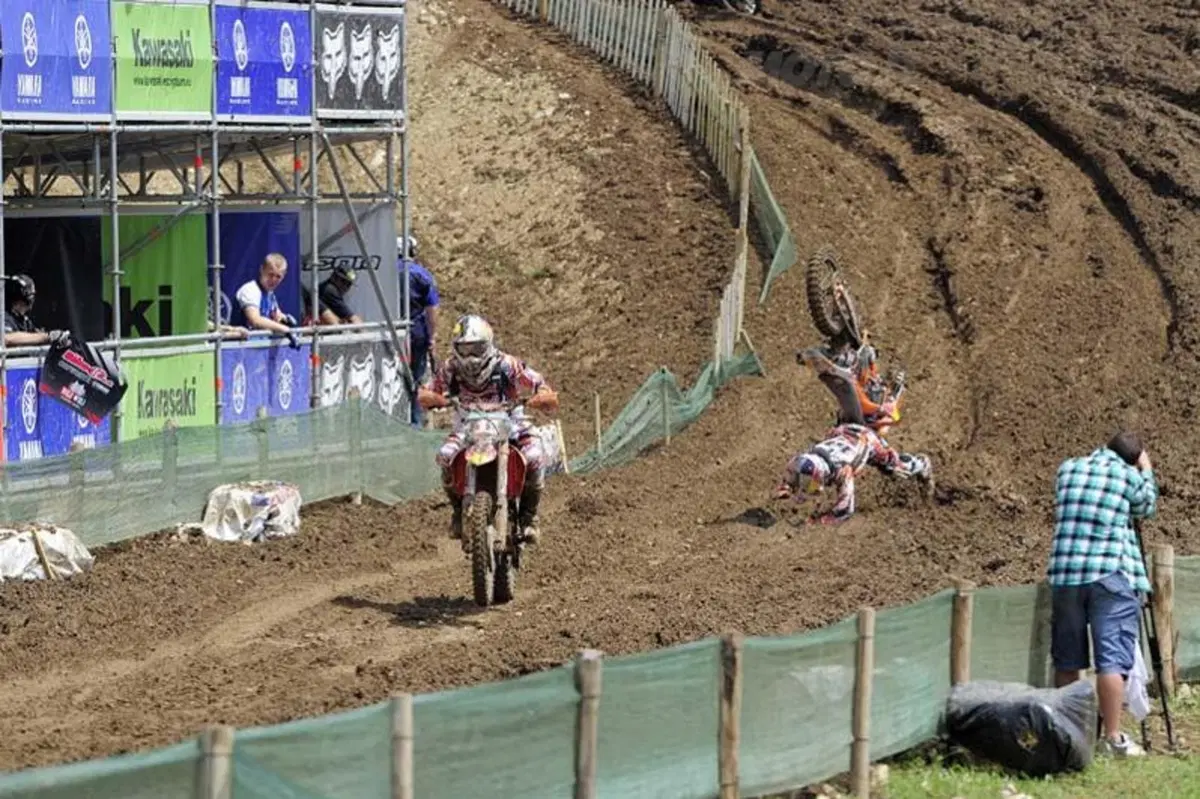La spettacolare caduta di Herlings in Francia