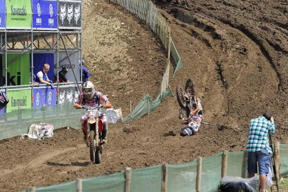 La spettacolare caduta di Herlings in Francia (2)