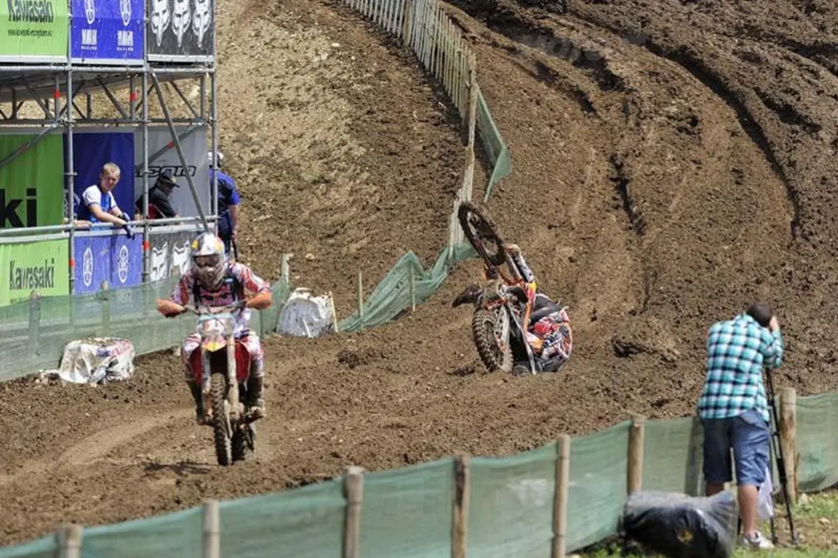 La spettacolare caduta di Herlings in Francia (3)