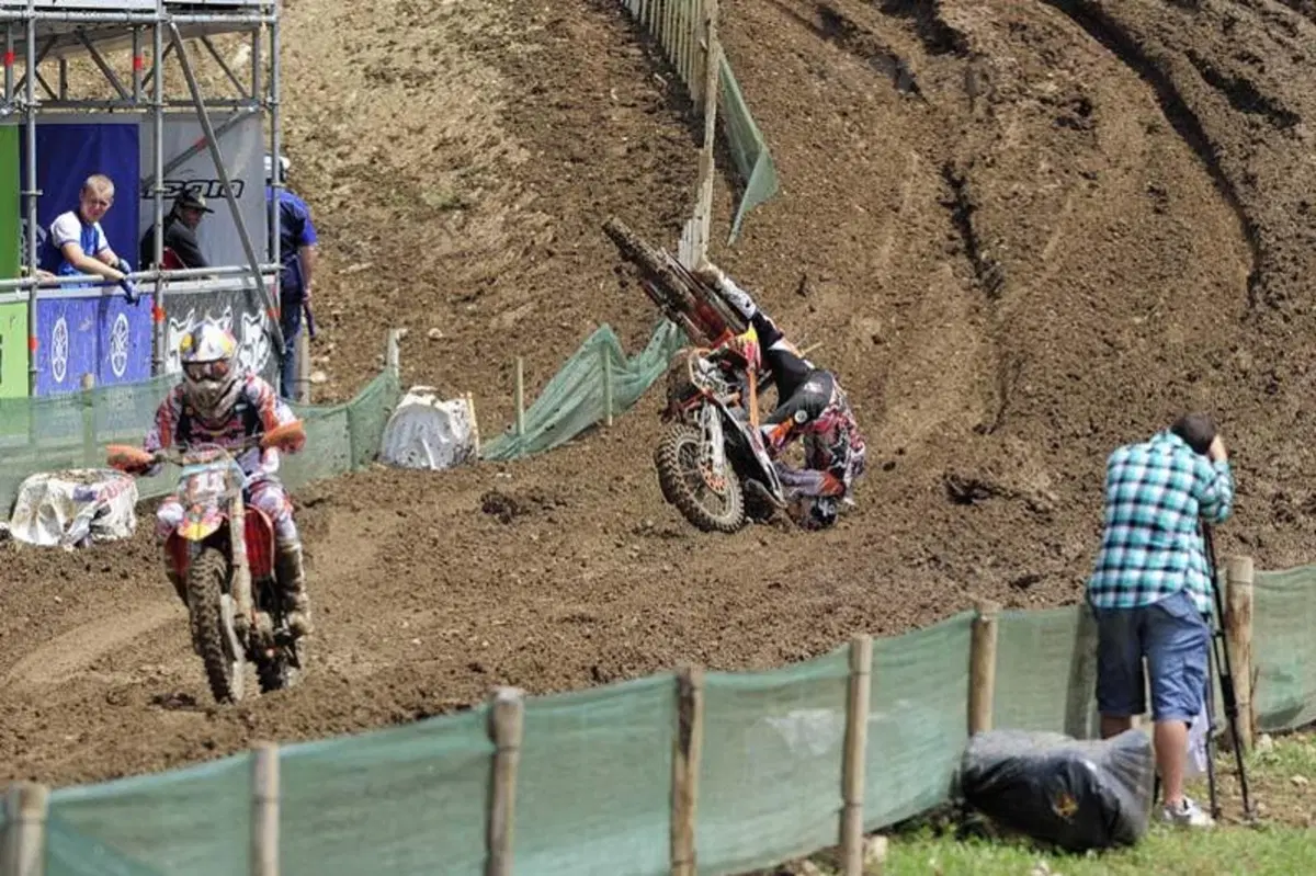 La spettacolare caduta di Herlings in Francia (4)