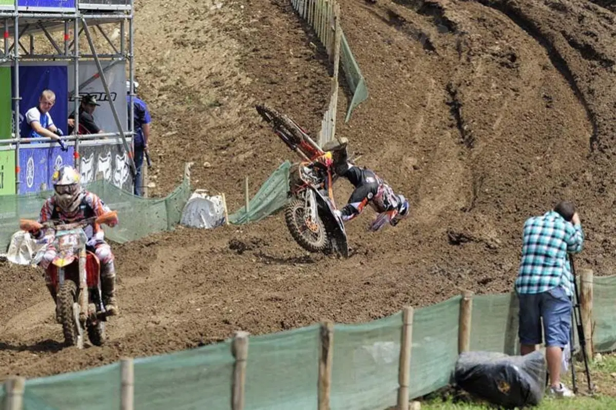 La spettacolare caduta di Herlings in Francia (5)