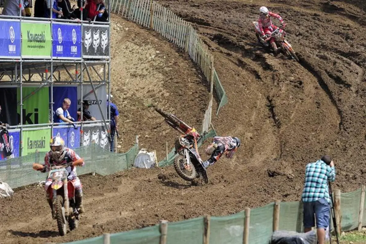 La spettacolare caduta di Herlings in Francia (6)