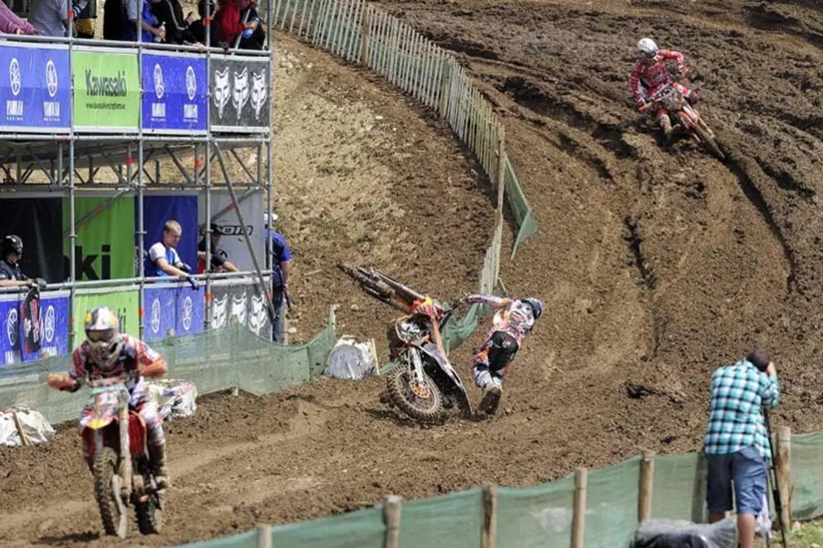 La spettacolare caduta di Herlings in Francia (7)