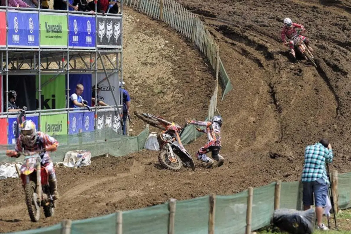 La spettacolare caduta di Herlings in Francia (8)
