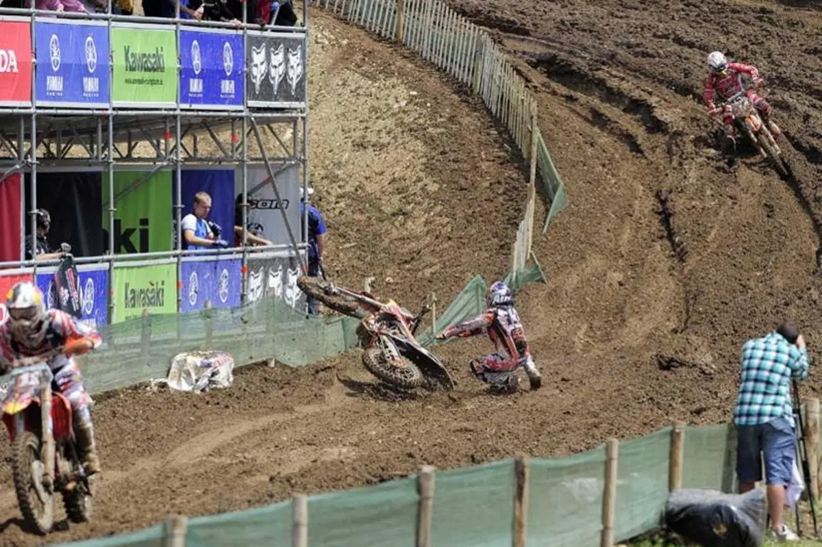 La spettacolare caduta di Herlings in Francia (9)