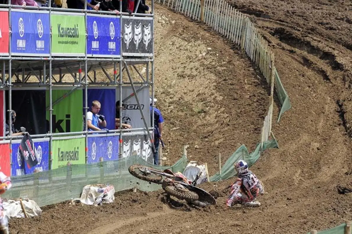 La spettacolare caduta di Herlings in Francia (10)