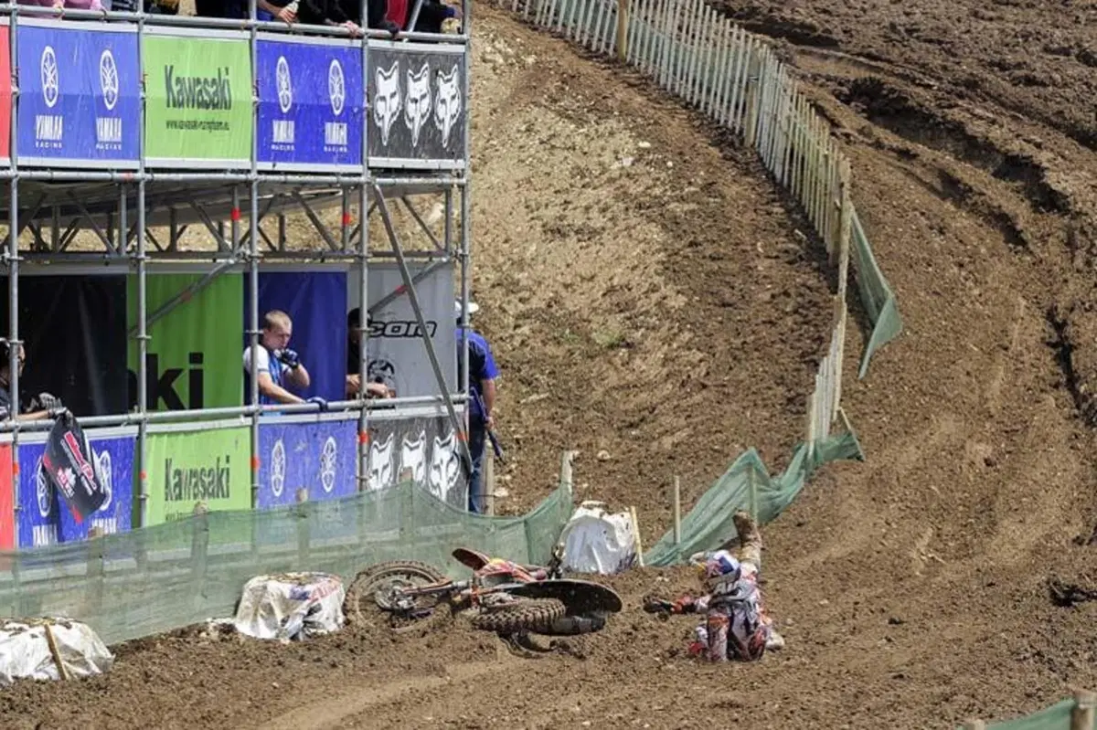 La spettacolare caduta di Herlings in Francia (11)