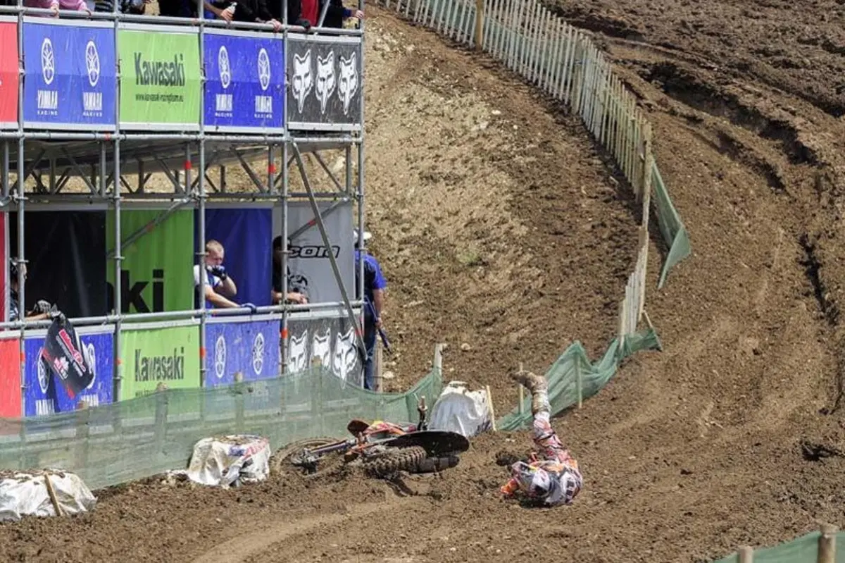 La spettacolare caduta di Herlings in Francia (12)
