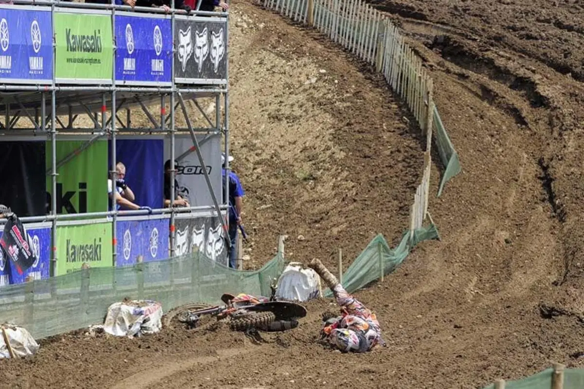 La spettacolare caduta di Herlings in Francia (13)