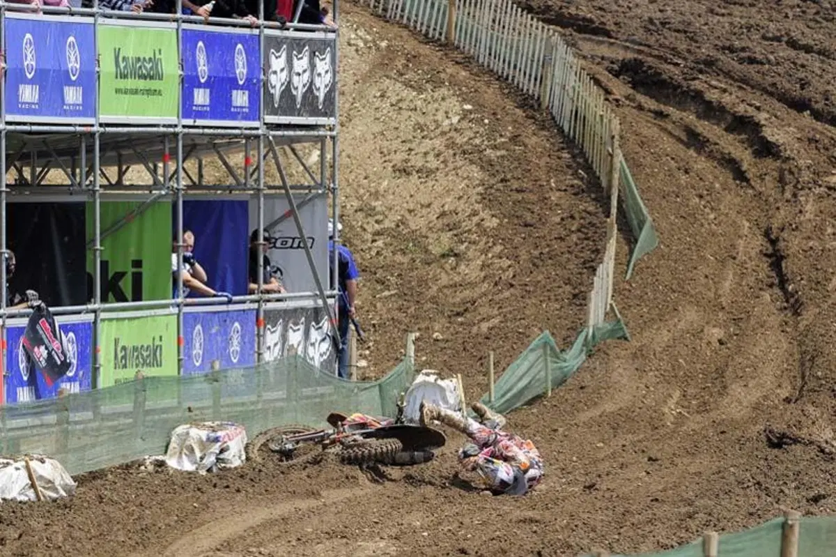 La spettacolare caduta di Herlings in Francia (14)