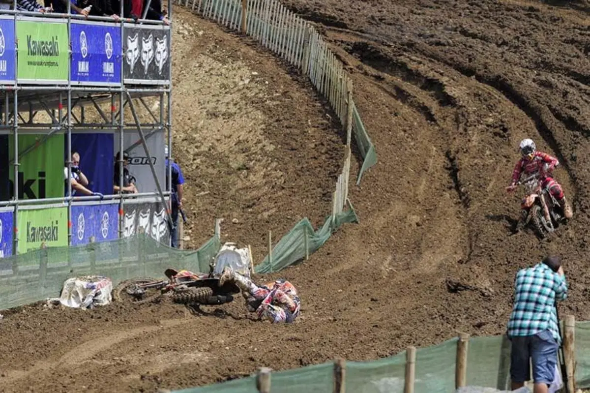 La spettacolare caduta di Herlings in Francia (15)