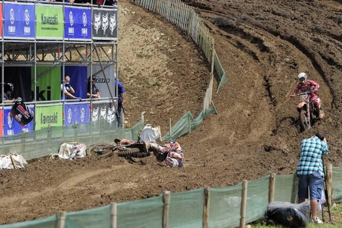 La spettacolare caduta di Herlings in Francia (16)