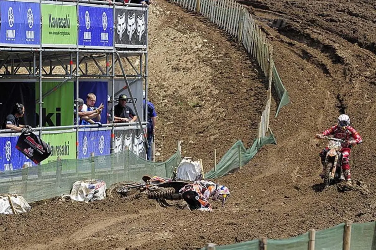 La spettacolare caduta di Herlings in Francia (17)