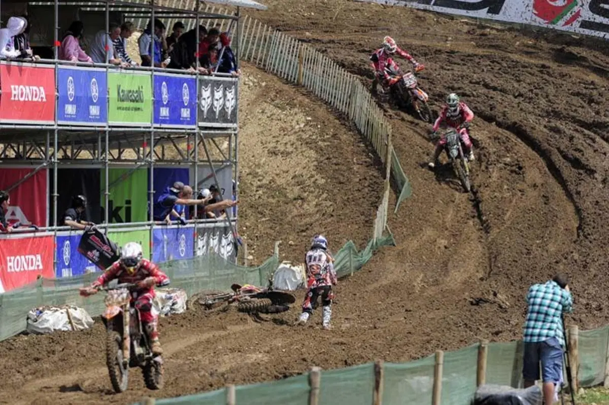La spettacolare caduta di Herlings in Francia (18)
