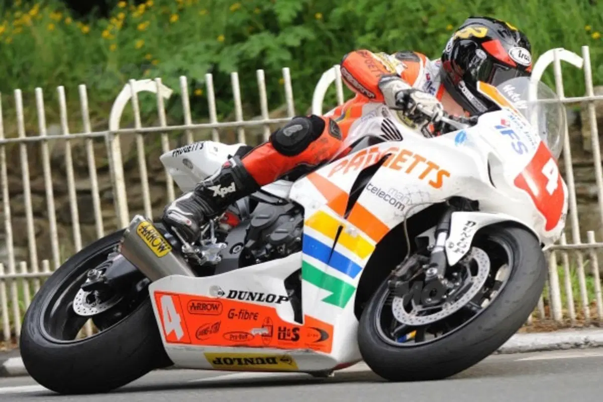 Tourist Trophy. Hutchinson conquista la Superbike TT