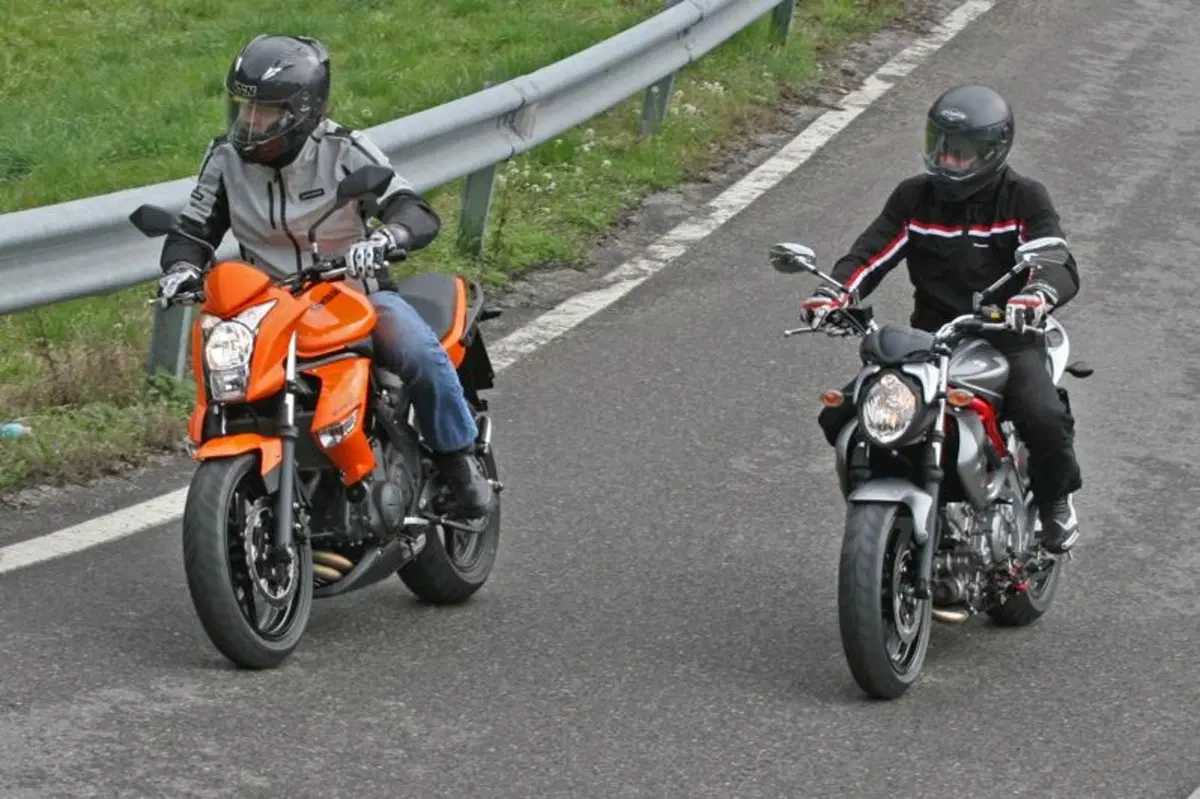Kawasaki ER-6n VS Suzuki Gladius 650 
