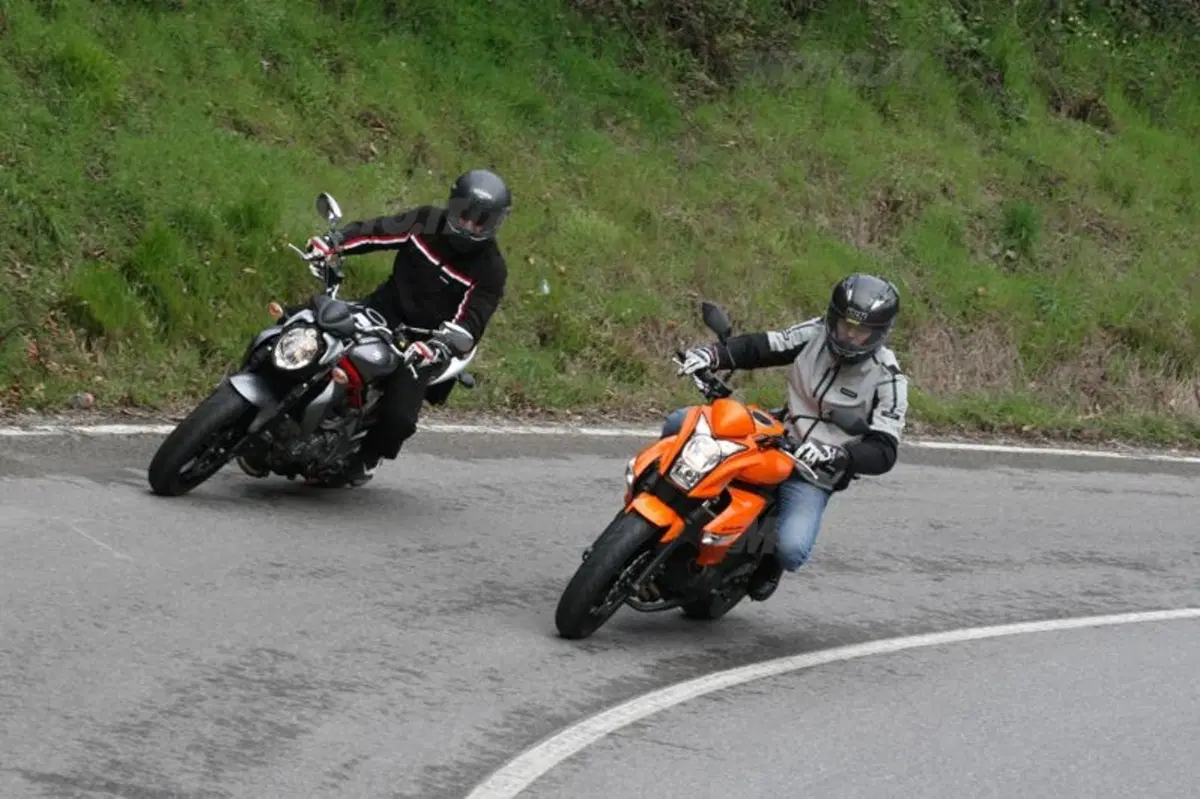 Kawasaki ER-6n VS Suzuki Gladius 650  (2)