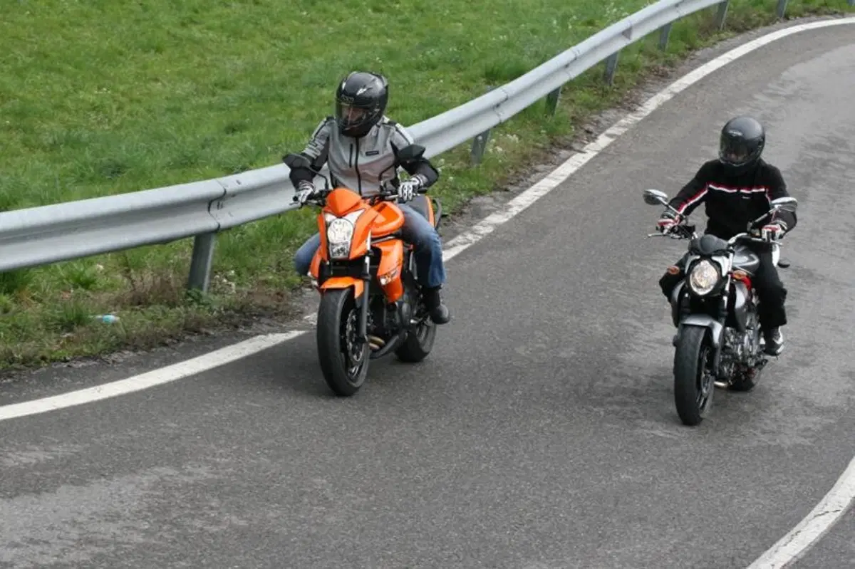 Kawasaki ER-6n VS Suzuki Gladius 650  (3)