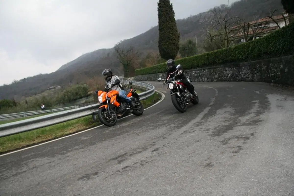 Kawasaki ER-6n VS Suzuki Gladius 650  (4)